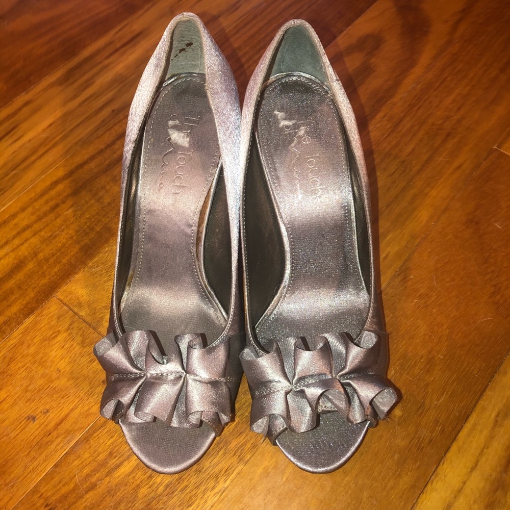 Worn one!  Nina satin silver/gray heels sz 37/7